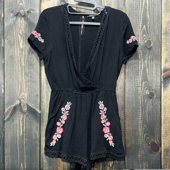 Kendall & Kylie Romper XS Black Floral Embroidered Crochet Trim Deep V-neck Boho - Picture 1 of 8